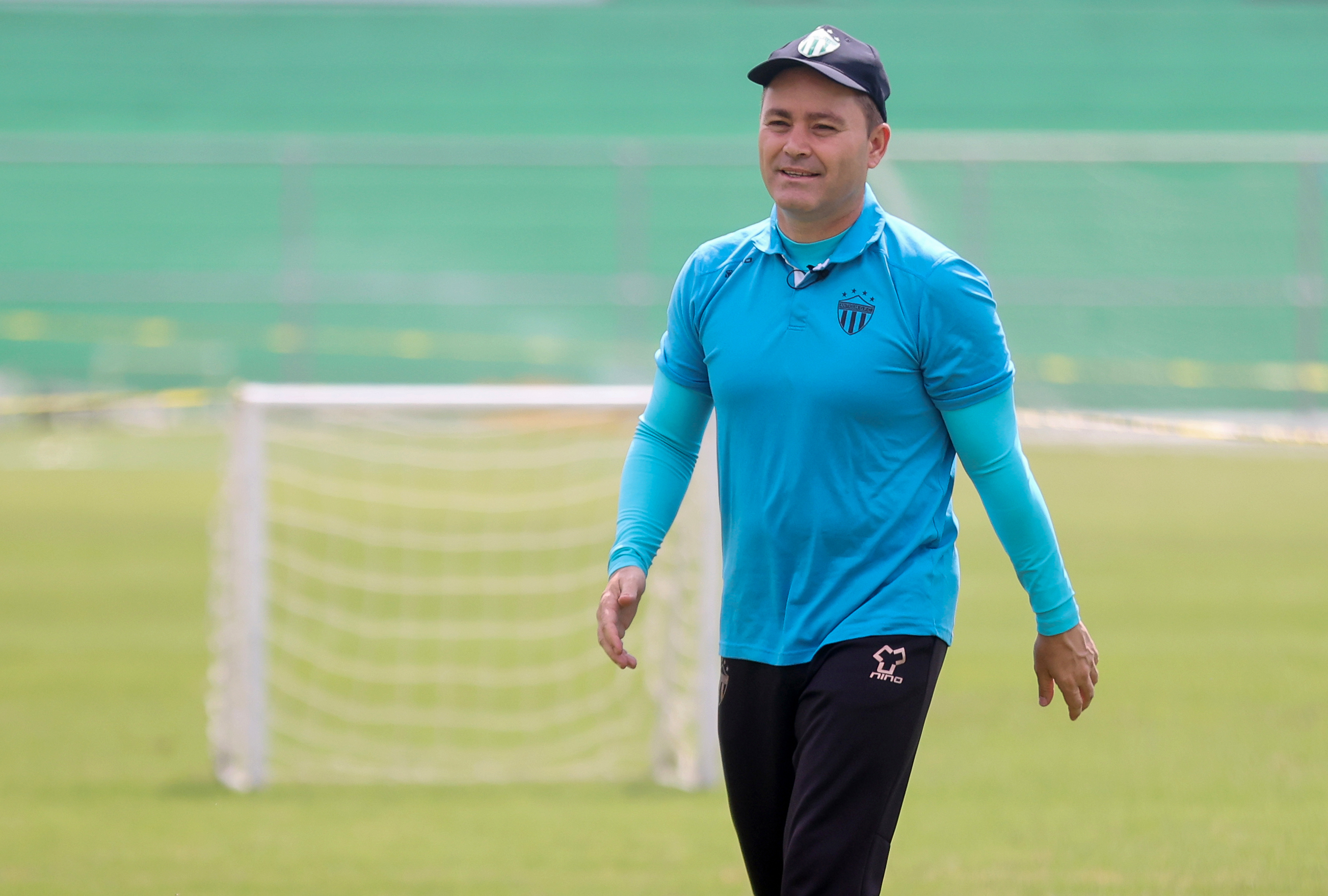 El español Javier López cuando entrenaba al Antigua GFC.