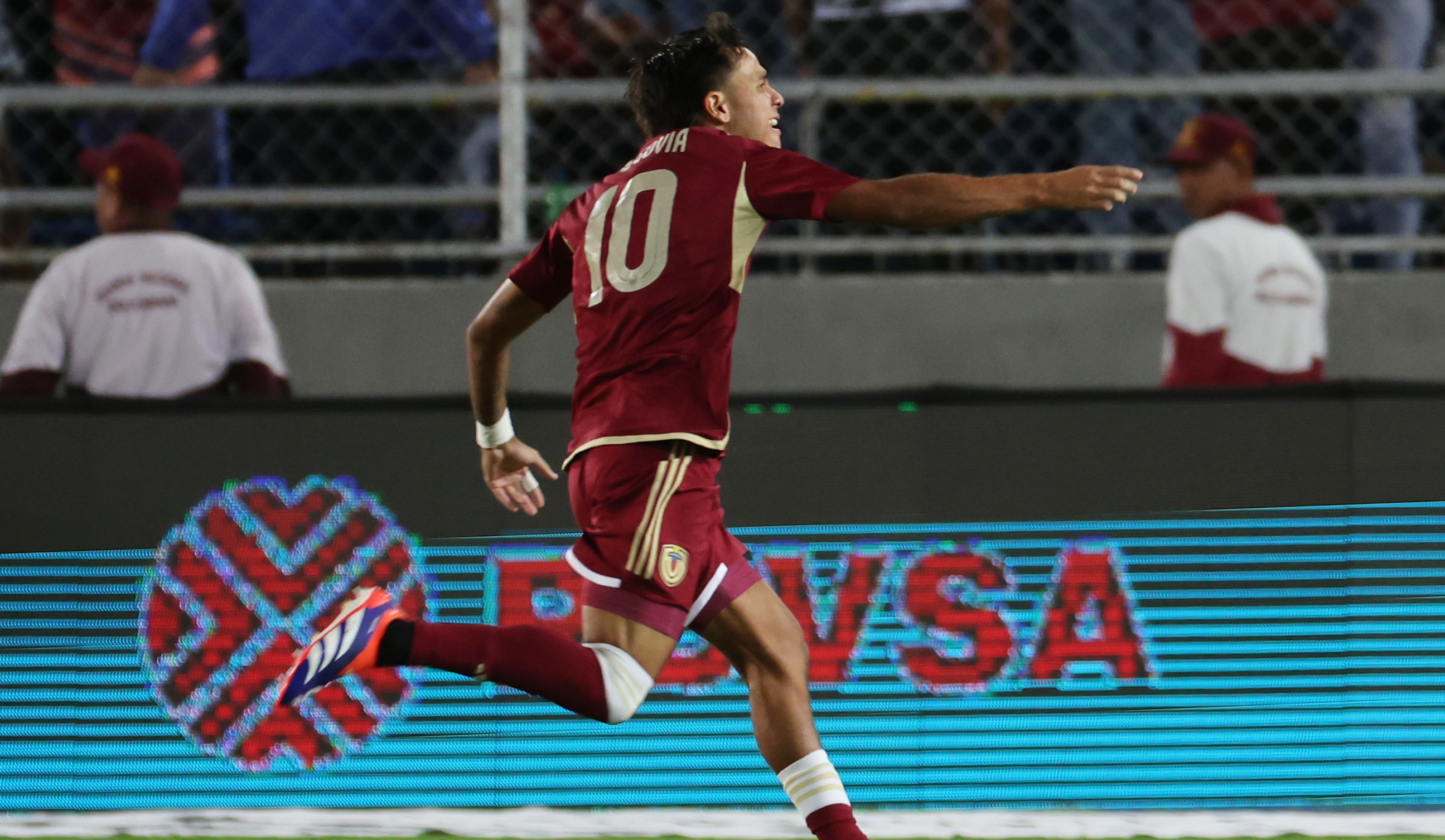 Telasco Segovia de Venezuela celebra un gol ante Brasil, este 14 de noviembre durante un partido de las eliminatorias sudamericanas.