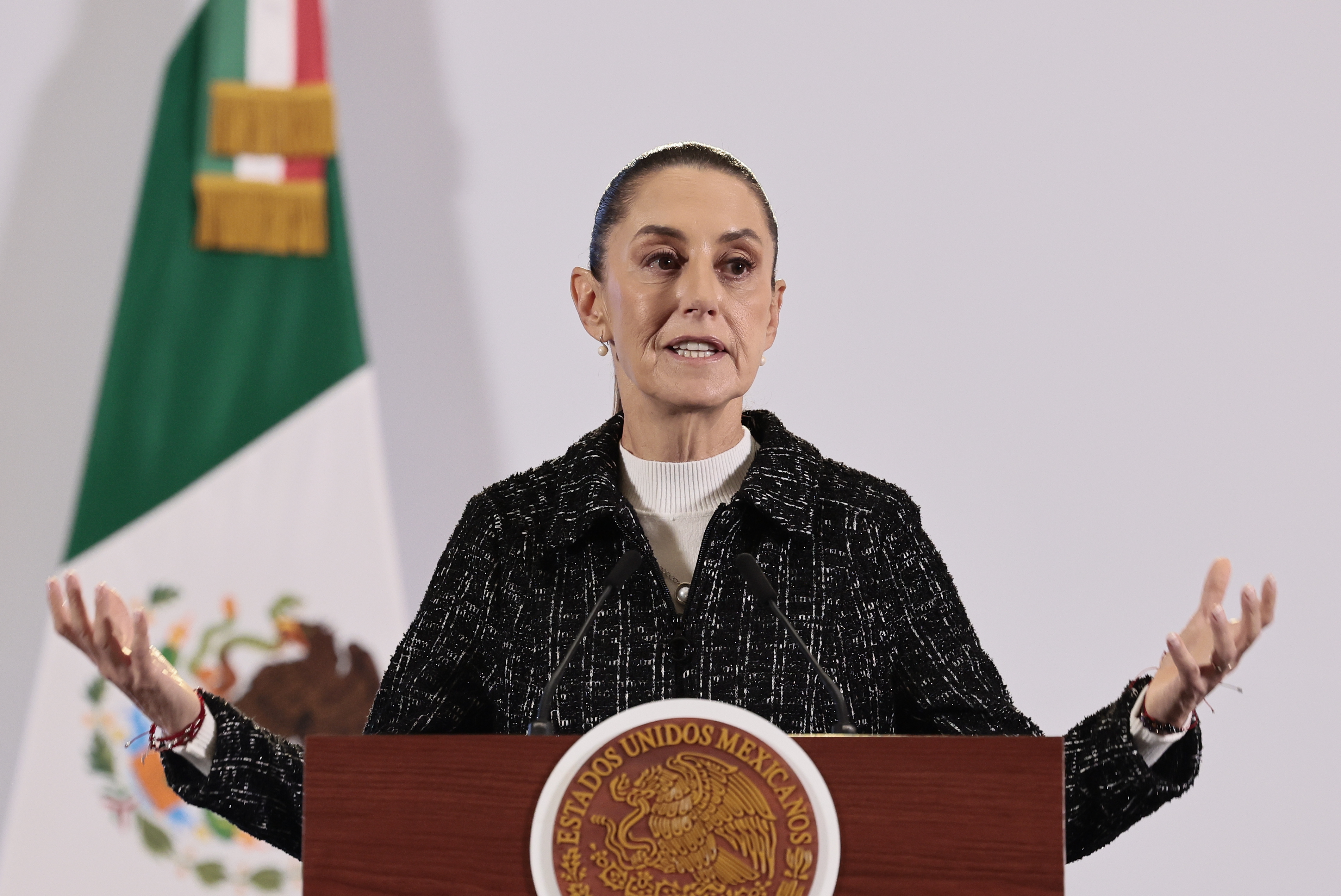 La presidenta de México, Claudia Sheinbaum, habla durante una rueda de prensa este 15 de noviembre sobre las razones por las que Moody's cambió la perspectiva del país a “negativa”. (Foto Prensa Libre:  EFE/José Méndez)