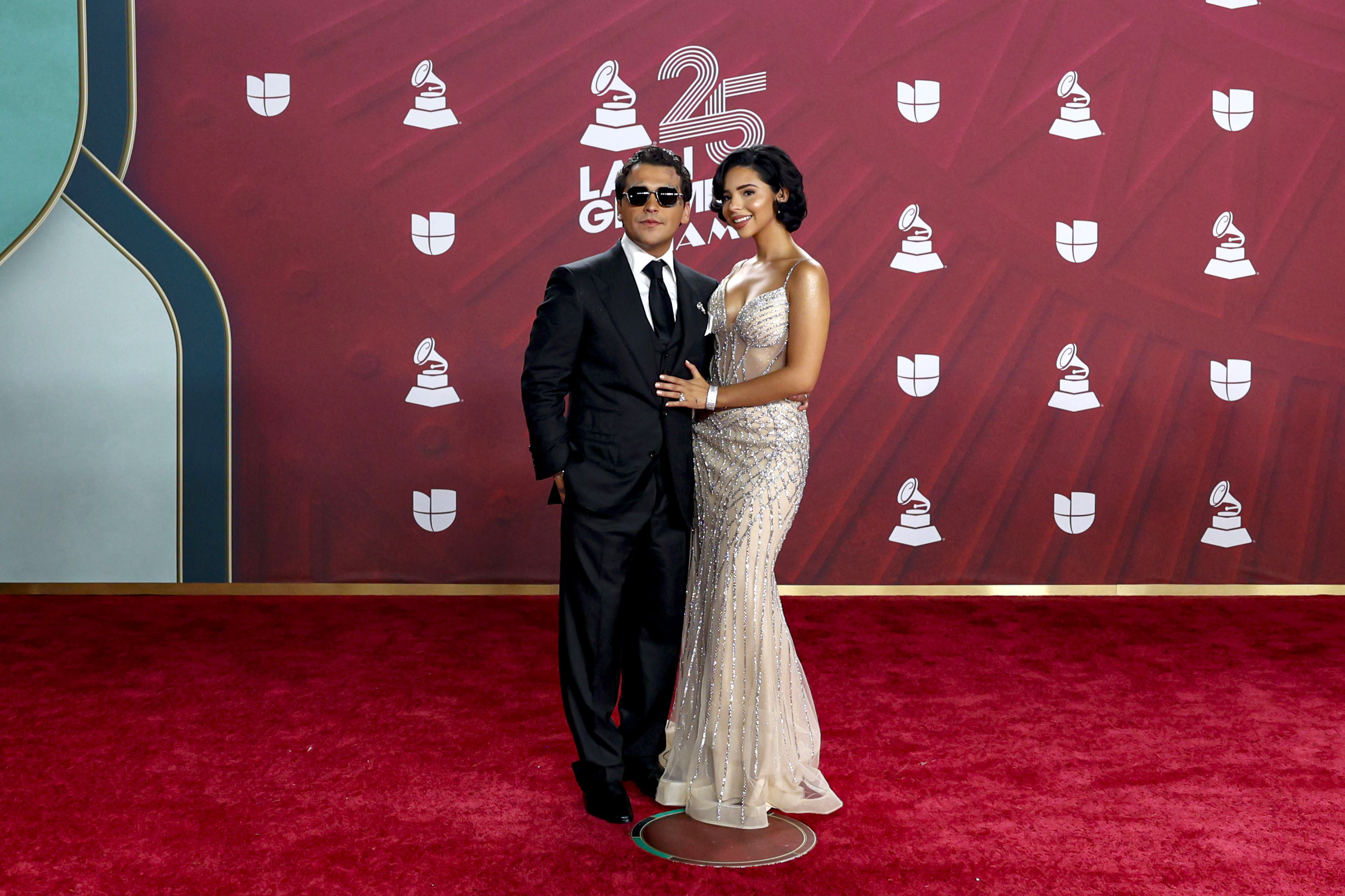 angela Aguilar y cristian nodal en la alfombra roja de los Latin Grammy