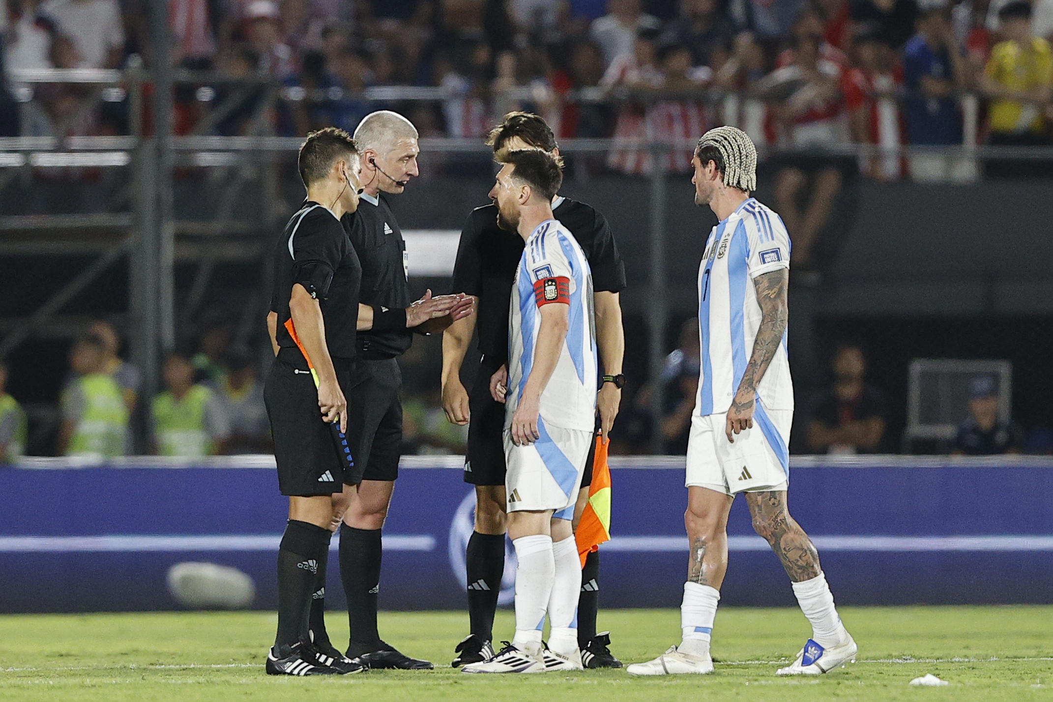 Lionel Messi de Argentina habla con los árbitros en el duelo Paraguay vs Argentina.