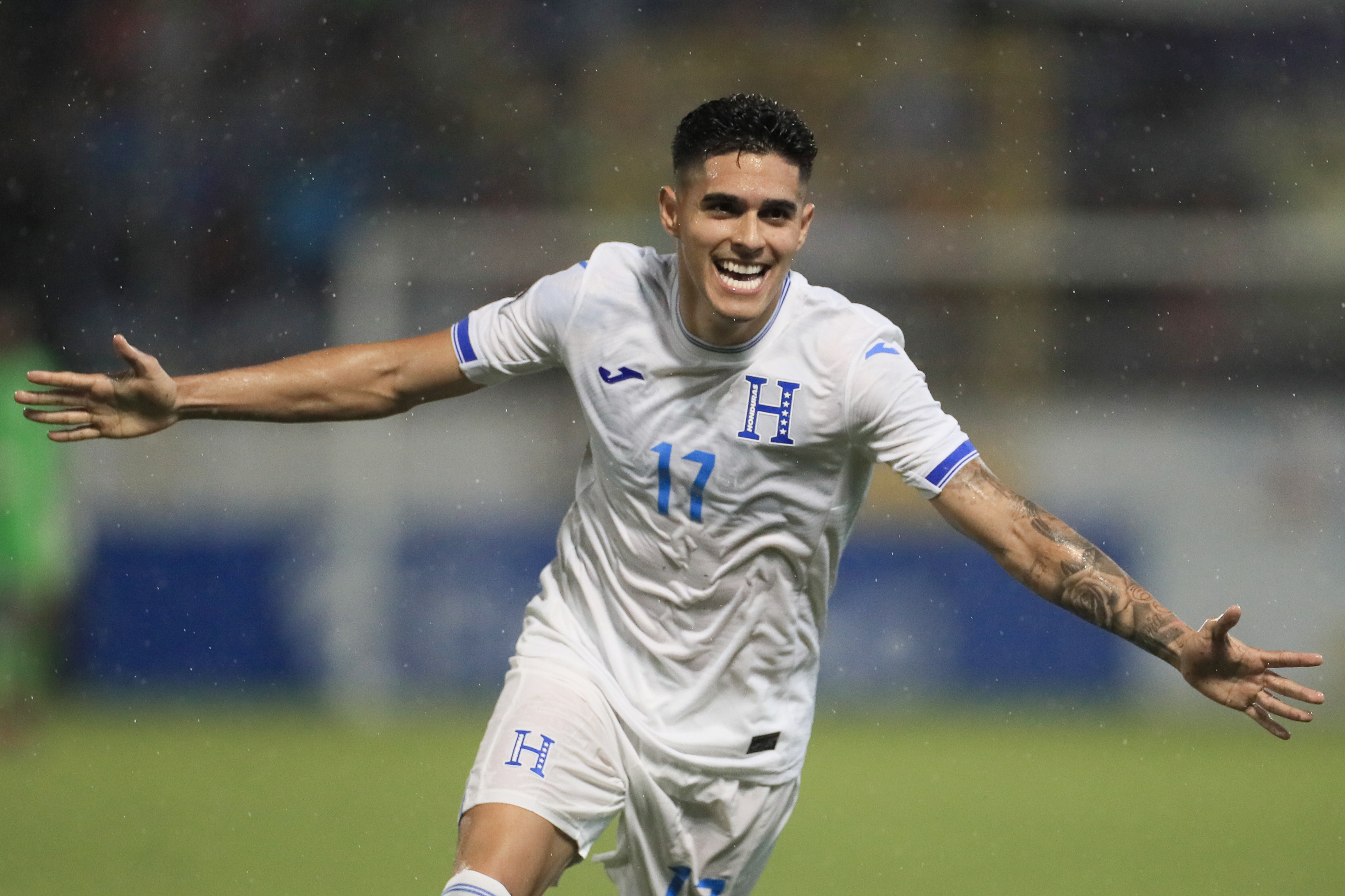 Luis Palma de Honduras celebra un gol ante México en el estadio General Francisco Morazán.