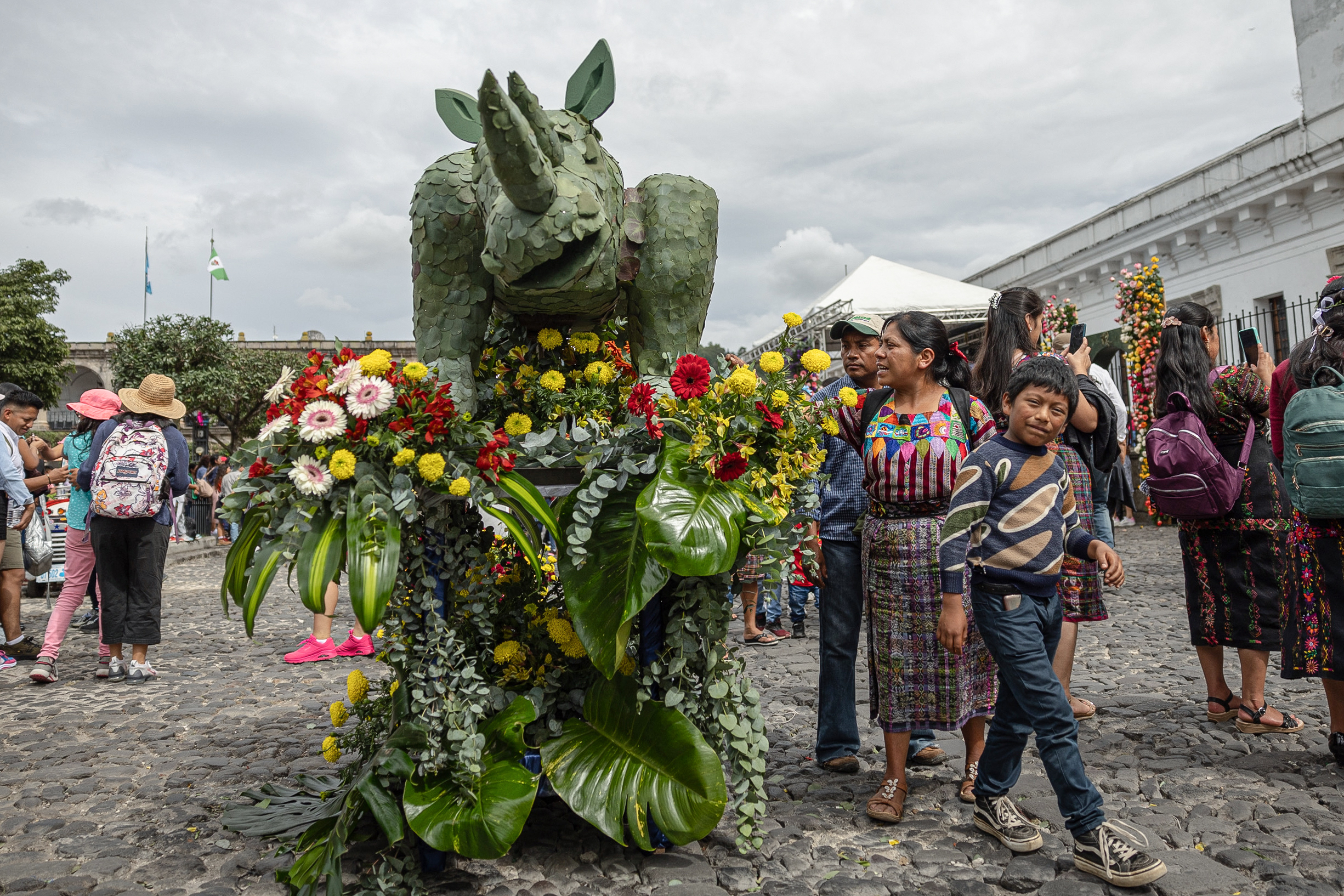 El Festival de las Flores se ha convertido en una verdadera fiesta floral en Antigua Guatemala. (Foto Prensa Libre: EFE)