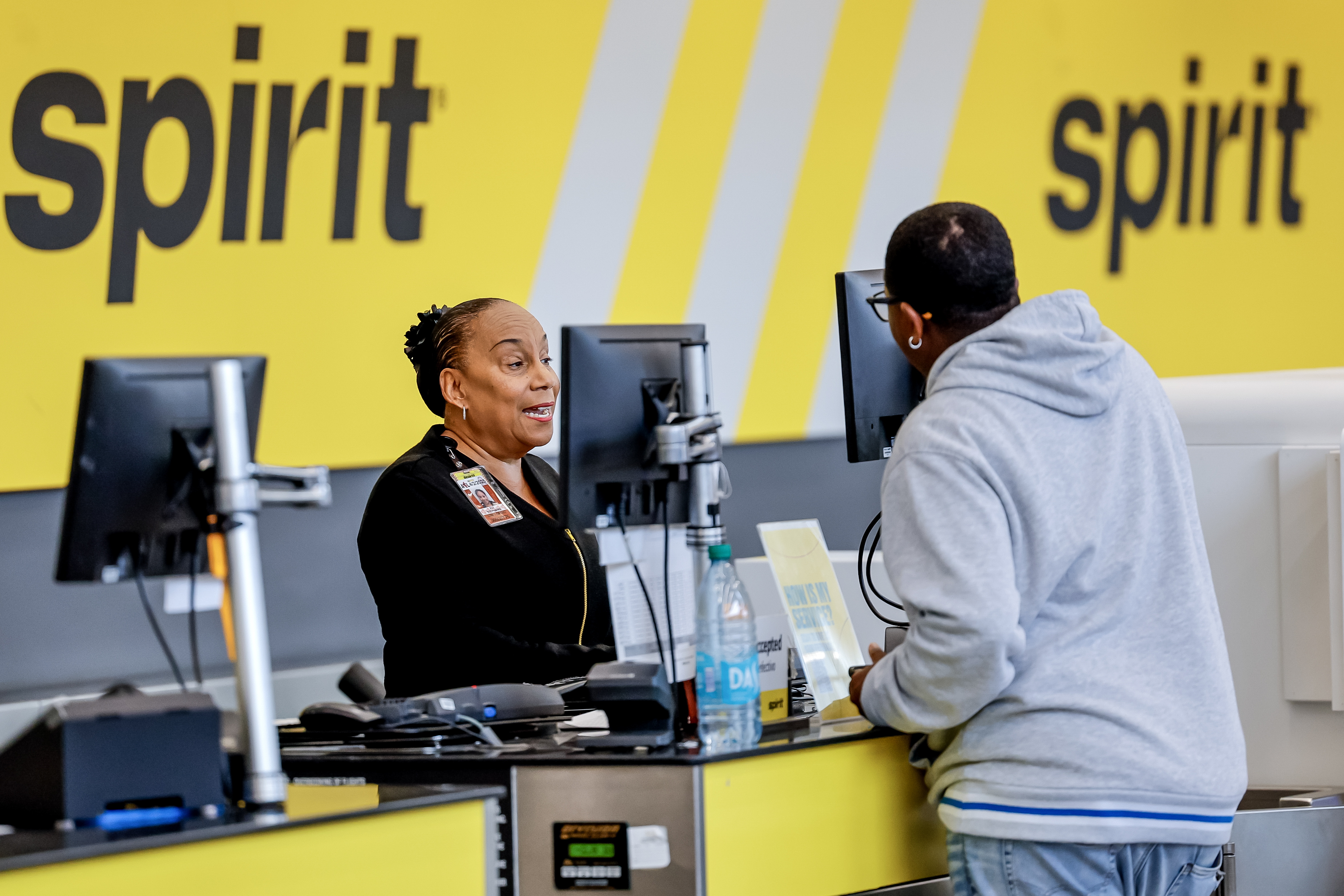 ventanilla de servicio de Spirit Airlines en un aeropuerto