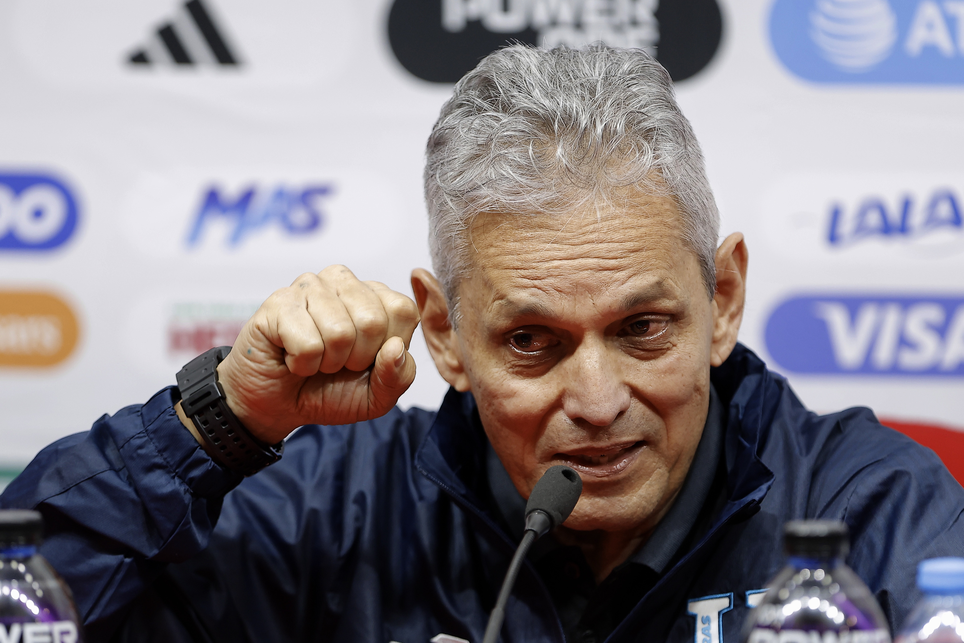 Reinaldo Rueda, entrenador de la selección de Honduras, habla durante una conferencia de prensa.
