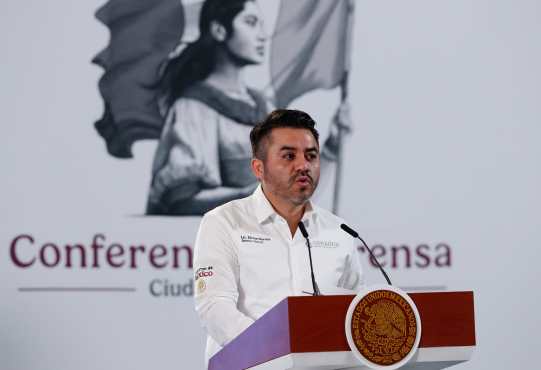 MEX5618. CIUDAD DE MÉXICO (MÉXICO), 21/11/2024.- El director general de la Comisión Nacional del Agua (Conagua), Efraín Morales, participa durante la rueda de prensa de la presidenta de México, Claudia Sheinbaum, este jueves, en el Palacio Nacional de la Ciudad de México (México). El Gobierno mexicano presentó el Plan Nacional Hídrico para el sexenio de Sheinbaum (2018-2024), que contempla tecnificar 200.000 hectáreas de riego agropecuario y una inversión inicial de 20.000 millones de pesos (1.000 millones de dólares) en 2025. EFE/ Mario Guzmán