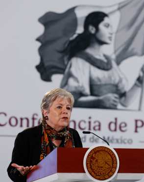 MEX5616. CIUDAD DE MÉXICO (MÉXICO), 21/11/2024.- La Secretaria de Medio Ambiente y Recursos Naturales (SEMARNAT), Alicia Bárcenas, participa durante la rueda de prensa de la presidenta de México, Claudia Sheinbaum, este jueves, en el Palacio Nacional de la Ciudad de México (México). El Gobierno mexicano presentó el Plan Nacional Hídrico para el sexenio de Sheinbaum (2018-2024), que contempla tecnificar 200.000 hectáreas de riego agropecuario y una inversión inicial de 20.000 millones de pesos (1.000 millones de dólares) en 2025. EFE/ Mario Guzmán