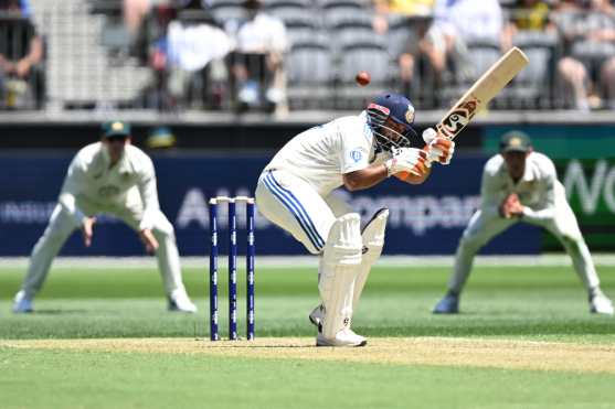 Perth (Australia), 22/11/2024.- Rishabh Pant of India in action during Day 1 of the First Test match for the Border-Gavaskar Trophy between Australia and India at Optus Stadium in Perth, Australia, 22 November 2024. EFE/EPA/DEAN LEWINS EDITORIAL USE ONLY IMAGES TO BE USED FOR NEWS REPORTING PURPOSES ONLY, NO COMMERCIAL USE WHATSOEVER, NO USE IN BOOKS WITHOUT PRIOR WRITTEN CONSENT FROM AAP AUSTRALIA AND NEW ZEALAND OUT