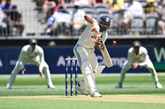 Perth (Australia), 22/11/2024.- Rishabh Pant of India in action during Day 1 of the First Test match for the Border-Gavaskar Trophy between Australia and India at Optus Stadium in Perth, Australia, 22 November 2024. EFE/EPA/DEAN LEWINS EDITORIAL USE ONLY IMAGES TO BE USED FOR NEWS REPORTING PURPOSES ONLY, NO COMMERCIAL USE WHATSOEVER, NO USE IN BOOKS WITHOUT PRIOR WRITTEN CONSENT FROM AAP AUSTRALIA AND NEW ZEALAND OUT