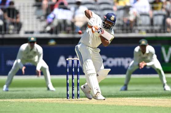 Perth (Australia), 22/11/2024.- Rishabh Pant of India in action during Day 1 of the First Test match for the Border-Gavaskar Trophy between Australia and India at Optus Stadium in Perth, Australia, 22 November 2024. EFE/EPA/DEAN LEWINS EDITORIAL USE ONLY IMAGES TO BE USED FOR NEWS REPORTING PURPOSES ONLY, NO COMMERCIAL USE WHATSOEVER, NO USE IN BOOKS WITHOUT PRIOR WRITTEN CONSENT FROM AAP AUSTRALIA AND NEW ZEALAND OUT