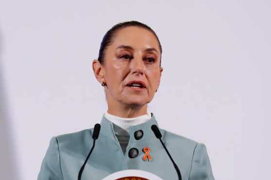 MEX5881. CIUDAD DE MÉXICO (MÉXICO), 25/11/2024.- La presidenta de México, Claudia Sheinbaum, habla durante su rueda de prensa matutina este lunes, en Palacio Nacional en Ciudad de México (México). Sheinbaum felicitó al pueblo de Uruguay y a Yamandú Orsi, candidato del Frente Amplio, por su victoria en la segunda vuelta de las elecciones presidenciales de aquel país. EFE/ Mario Guzmán