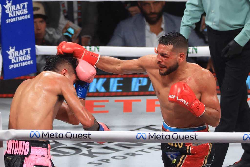 Abel Ramos y Mario Barrios se enfrentaron en un combate por el título de peso welter del WBC en Arlington, Texas, donde Ramos conectó un golpe a Barrios.