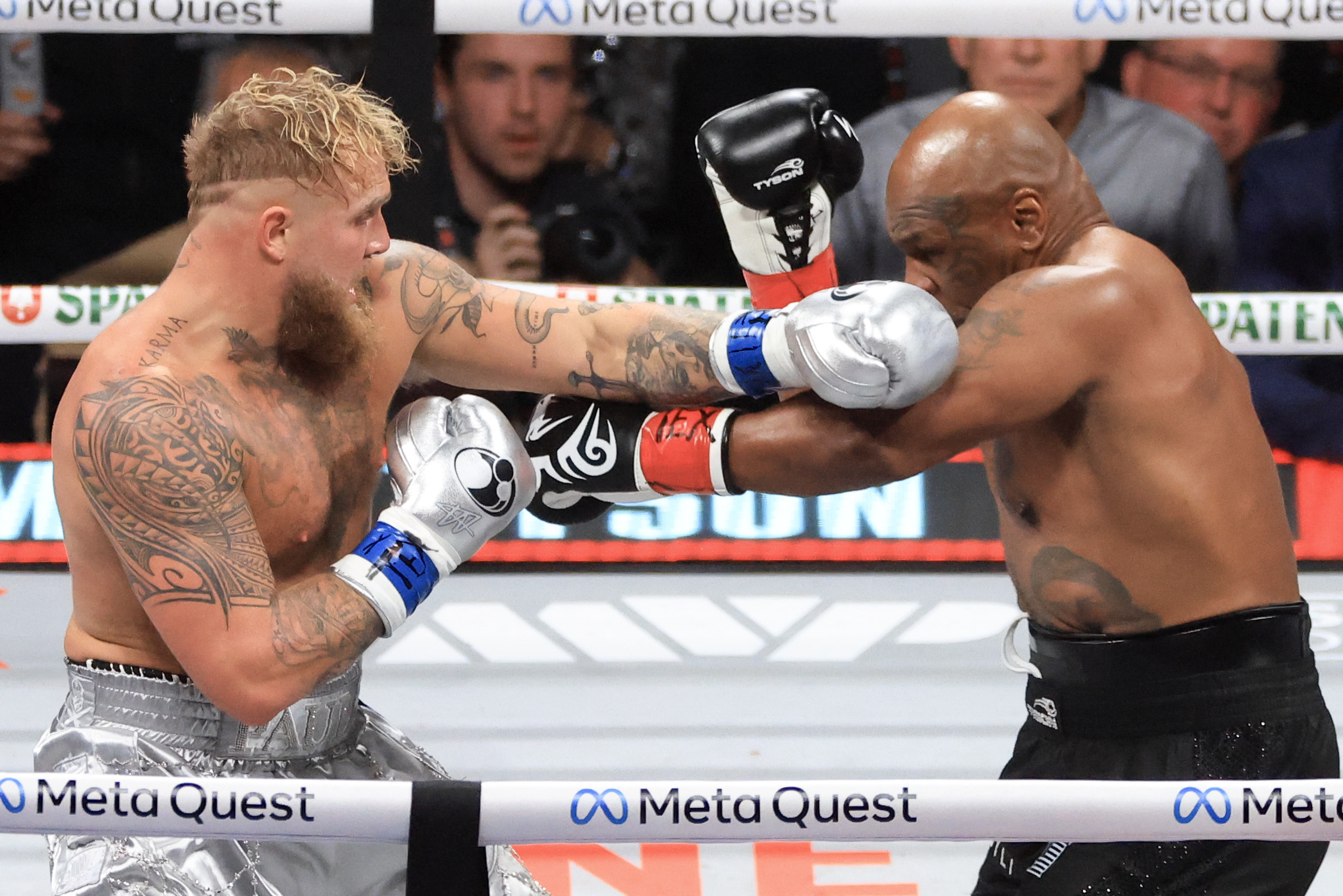 Jake Paul y Mike Tyson se enfrentaron en un combate de peso pesado en Arlington, Texas, donde Paul conectó un golpe a Tyson.