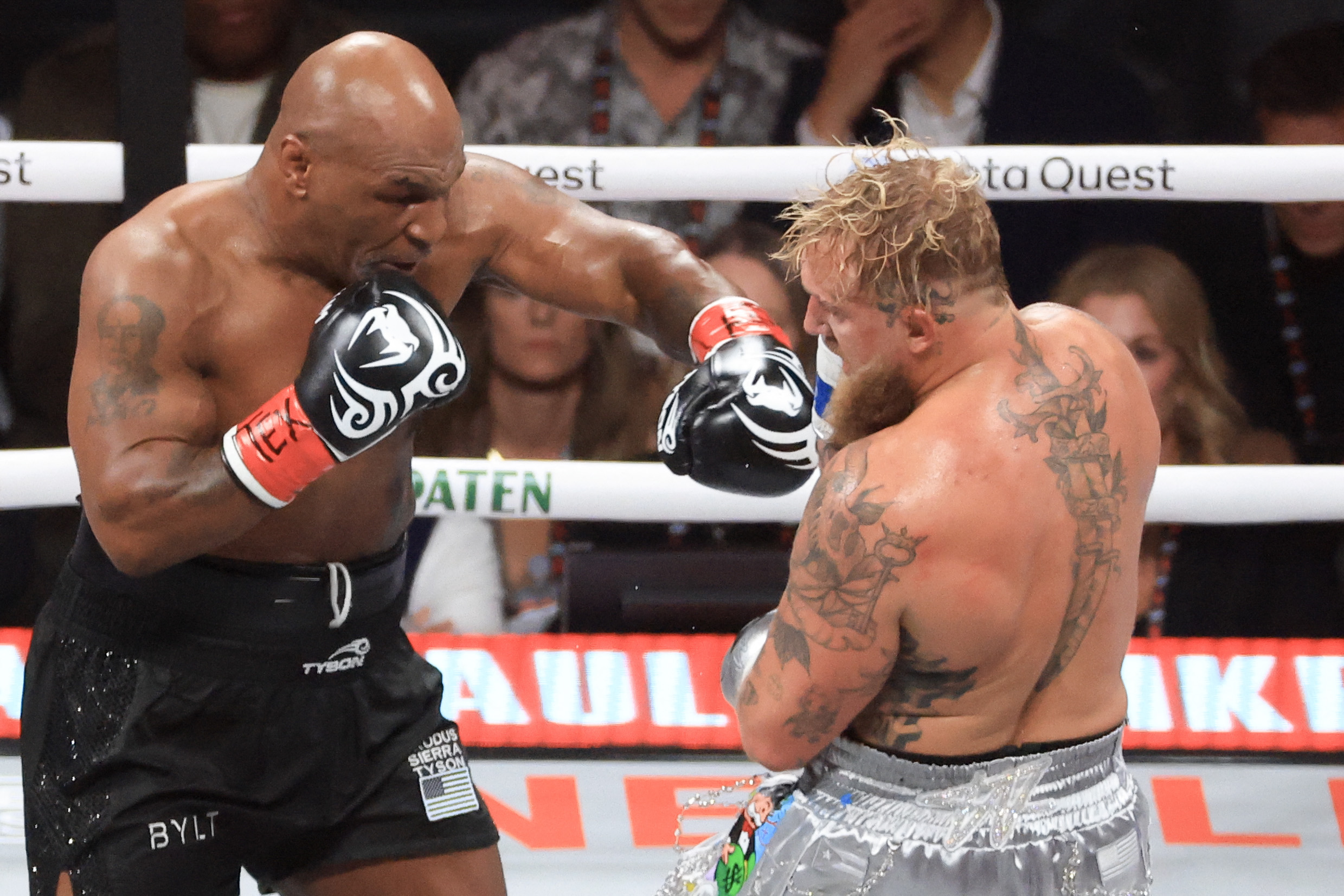 Mike Tyson durante la pelea con Jake Paul en Texas