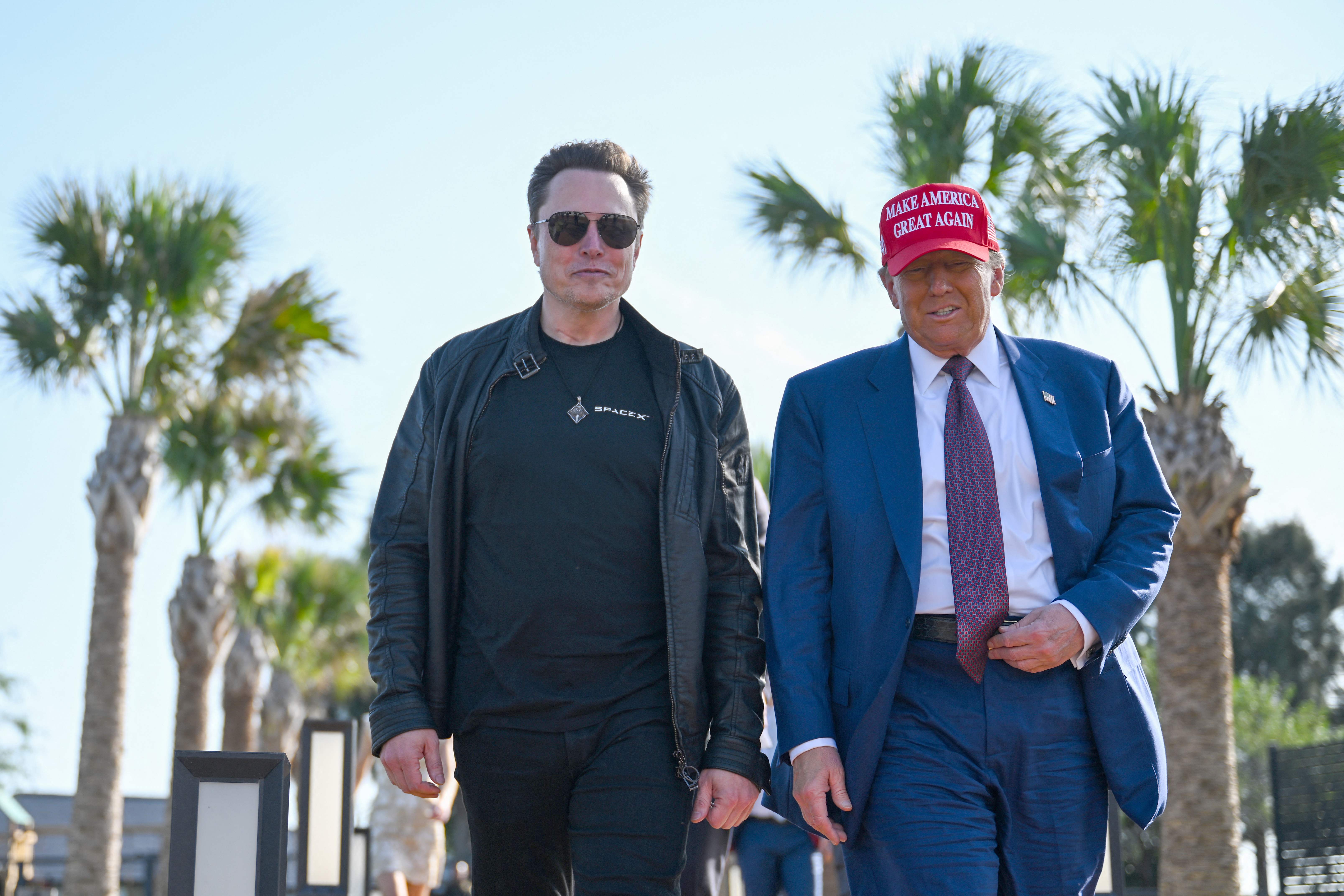 El presidente electo de Estados Unidos, Donald Trump, saluda a Elon Musk a su llegada a Brownsville, Texas, para asistir al lanzamiento del sexto vuelo de prueba del cohete SpaceX Starship, el 19 de noviembre de 2024. (Foto Prensa Libre: AFP)