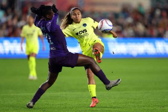 KANSAS CITY, MISSOURI - NOVEMBER 23: Leicy Santos #10 of the Washington Spirit and Barbra Banda #22 of the Orlando Pride battle for the ball during the first half of the NWSL 2024 Championship Game at CPKC Stadium on November 23, 2024 in Kansas City, Missouri.   Jamie Squire/Getty Images/AFP (Photo by JAMIE SQUIRE / GETTY IMAGES NORTH AMERICA / Getty Images via AFP)