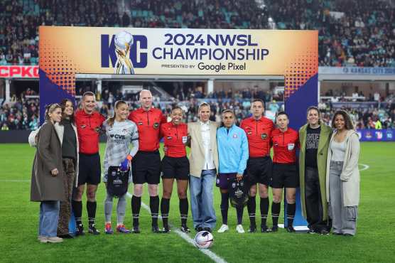 KANSAS CITY, MISSOURI - NOVEMBER 23: Aubrey Kingsbury #1 of the Washington Spirit and Marta #10 of the Orlando Pride pose for a photograph before the NWSL 2024 Championship Game at CPKC Stadium on November 23, 2024 in Kansas City, Missouri.   Jamie Squire/Getty Images/AFP (Photo by JAMIE SQUIRE / GETTY IMAGES NORTH AMERICA / Getty Images via AFP)