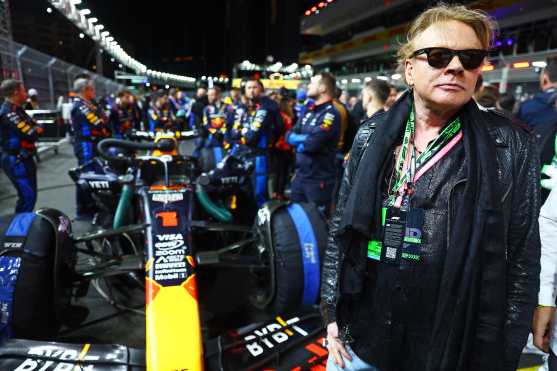 LAS VEGAS, NEVADA - NOVEMBER 23: Axl Rose stands with the car of Max Verstappen of the Netherlands and Oracle Red Bull Racing on the grid prior to the F1 Grand Prix of Las Vegas at Las Vegas Strip Circuit on November 23, 2024 in Las Vegas, Nevada.   Mark Thompson/Getty Images/AFP (Photo by Mark Thompson / GETTY IMAGES NORTH AMERICA / Getty Images via AFP)