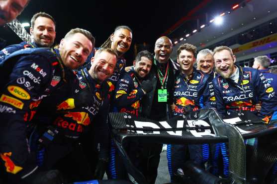 LAS VEGAS, NEVADA - NOVEMBER 23: Terry Crews poses for a photo with Oracle Red Bull Racing team members on the grid prior to the F1 Grand Prix of Las Vegas at Las Vegas Strip Circuit on November 23, 2024 in Las Vegas, Nevada.   Mark Thompson/Getty Images/AFP (Photo by Mark Thompson / GETTY IMAGES NORTH AMERICA / Getty Images via AFP)