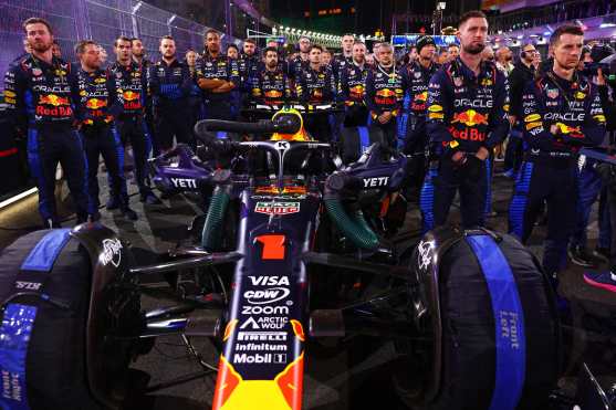 LAS VEGAS, NEVADA - NOVEMBER 23: Oracle Red Bull Racing team members stand with the car of Max Verstappen of the Netherlands and Oracle Red Bull Racing on the grid prior to the F1 Grand Prix of Las Vegas at Las Vegas Strip Circuit on November 23, 2024 in Las Vegas, Nevada.   Mark Thompson/Getty Images/AFP (Photo by Mark Thompson / GETTY IMAGES NORTH AMERICA / Getty Images via AFP)