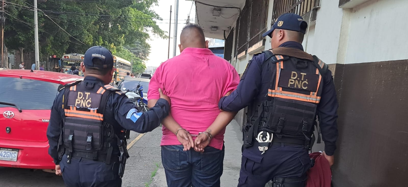 Un presunto asaltante de buses fue detenido por la Policía mientras intentaba escapar entre los cañales, en Siquinalá, Escuintla. (Foto Prensa Libre: PNC)