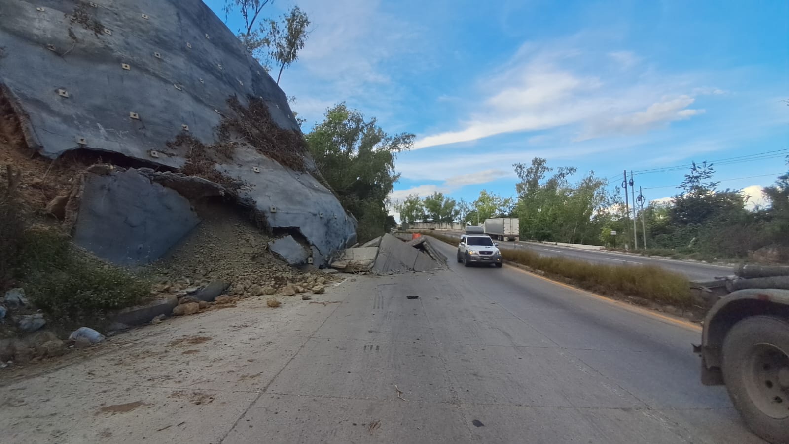 Debido a los daños en el km 43 de la ruta al Atlántico se teme que el tamo colapse. (Foto Prensa Libre: Cortesía)