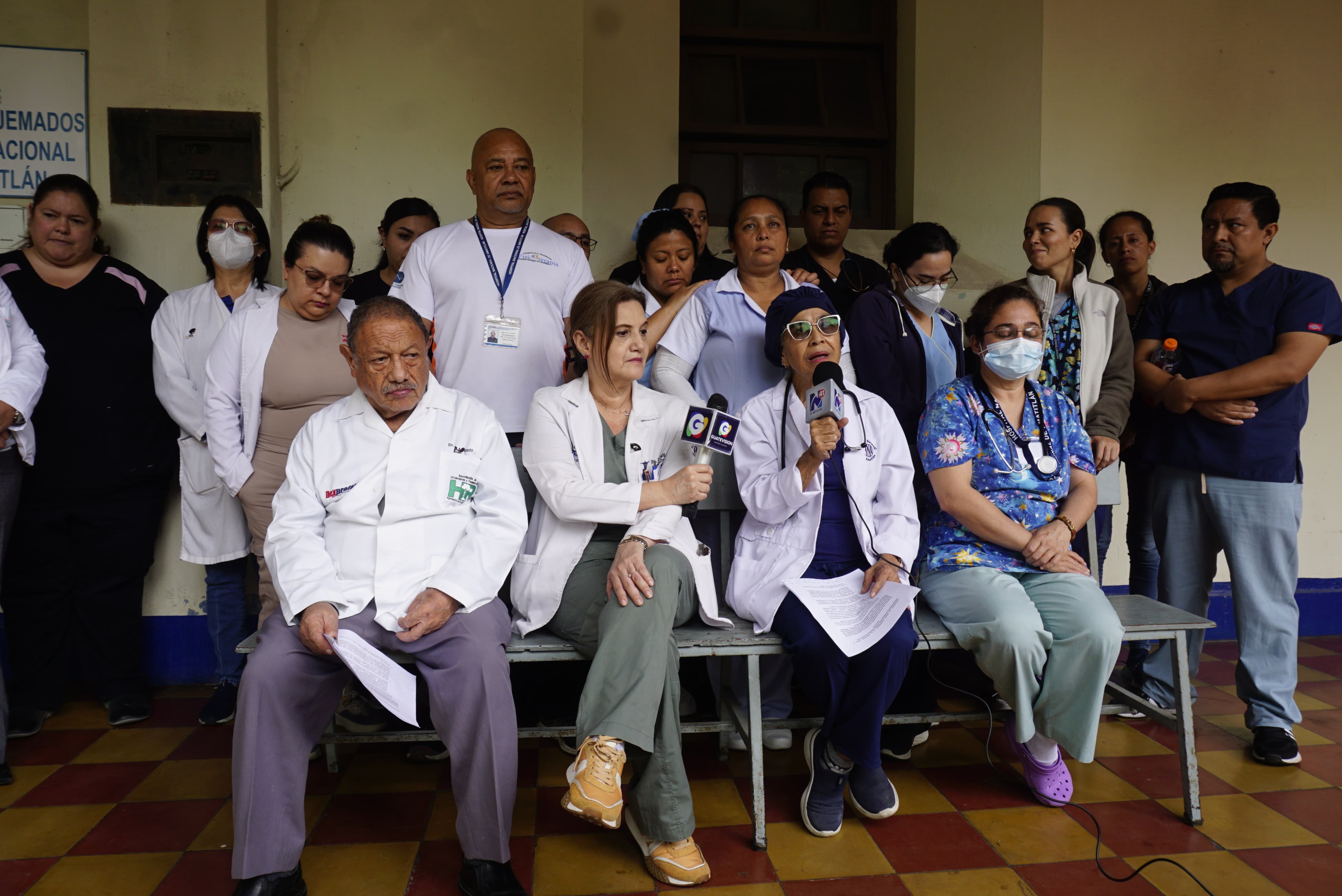 Médicos del Hospital Nacional de Amatitlán aseguran que el centro asistencial está en crisis a causa del desabastecimiento de insumos y medicamentos. (Foto Prensa Libre: Daniel Samayoa)