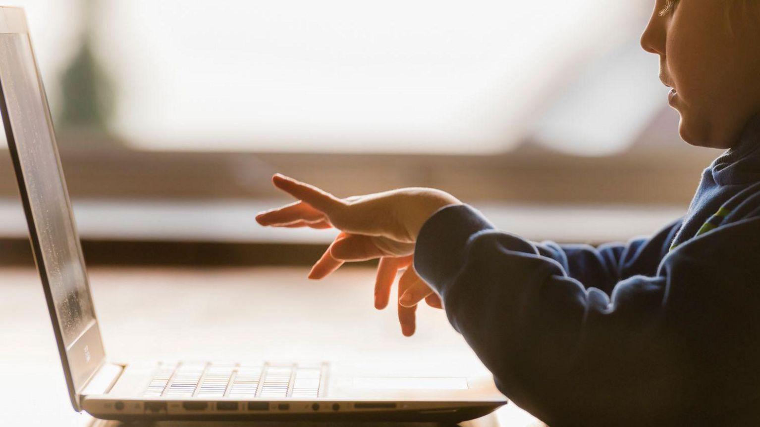 Aunque tiene una oferta de empleo, no podría trabajar hasta que cumpla 14 años, como establece la legislación rusa. 

Getty Images