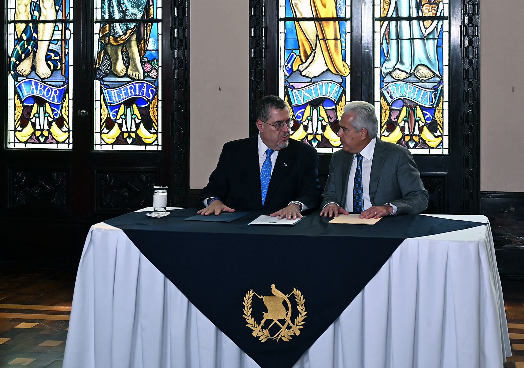 El presidente Bernardo Arévalo y el presidente de la Sociedad Interamericana de Prensa, José Roberto Dutriz, firman la Declaración de Chapultepec sobre libertad de expresión
(Foto Prensa Libre: JOHAN ORDONEZ / AFP)