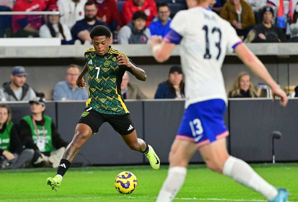 El delantero jamaiquino Leon Bailey, avanza con el balón.