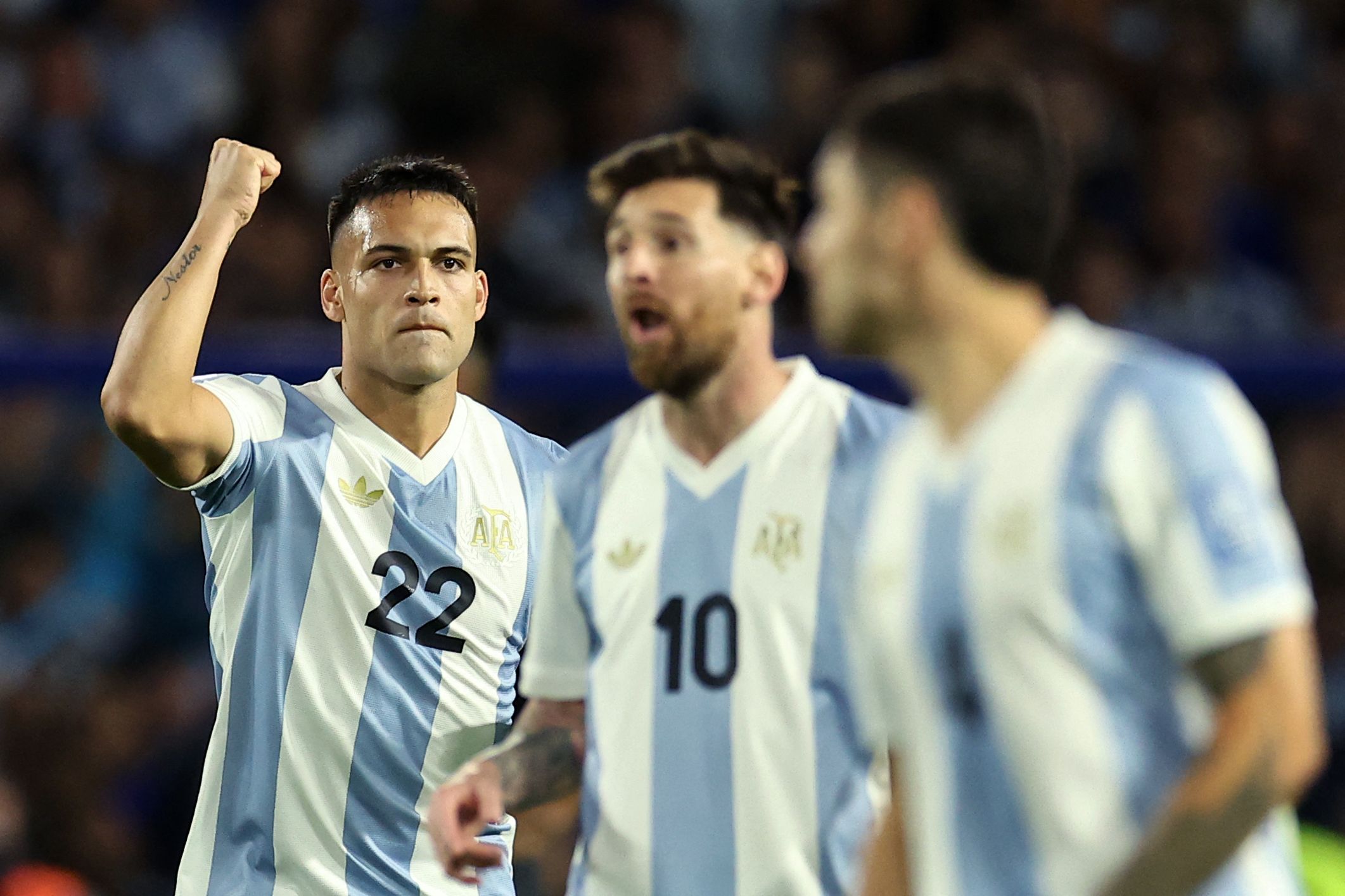 Lautaro Martínez anotó un gol acrobático en la victoria de Argentina.