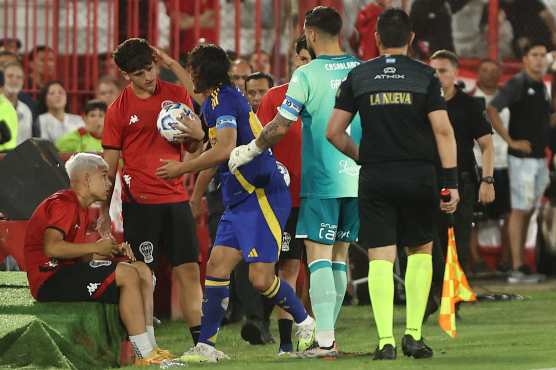 Boca Juniors' Uruguayan forward #10 Edinson Cavani (C) argues with a ball boy during the Argentine Professional Football League Tournament 2024 'Cesar Luis Menotti' match between Huracan and Boca Juniors at Tomas Adolfo Duco stadium in Buenos Aires on November 23, 2024. (Photo by ALEJANDRO PAGNI / AFP)