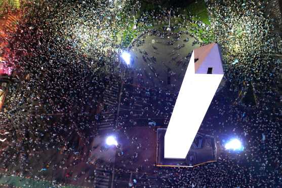 Aerial view of fans of Racing celebrating the victory of their team in the Copa Sudamericana final football match between Argentina's Racing and Brazil's Cruzeiro, at the Obelisk in Buenos Aires, taken on November 23, 2024. (Photo by Luis ROBAYO / AFP)