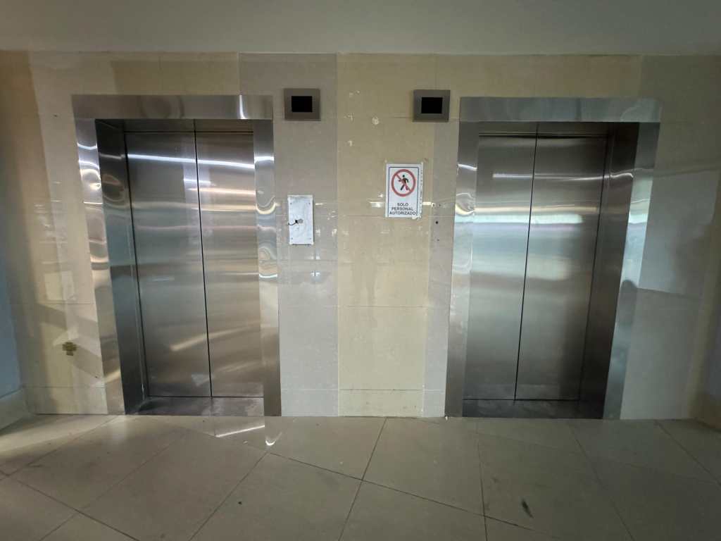 Aeropuerto La Aurora gradas eléctricas ascensores 29 noviembre 2024 DGAC