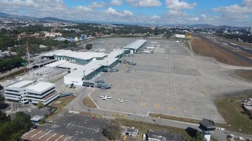 Aeropuerto La Aurora vista general pista y edificio