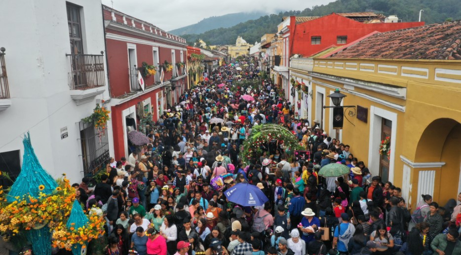 Visitantes abarrotan Antigua Guatemala este domingo. (Foto Prensa Libre: Byron Vásquez)