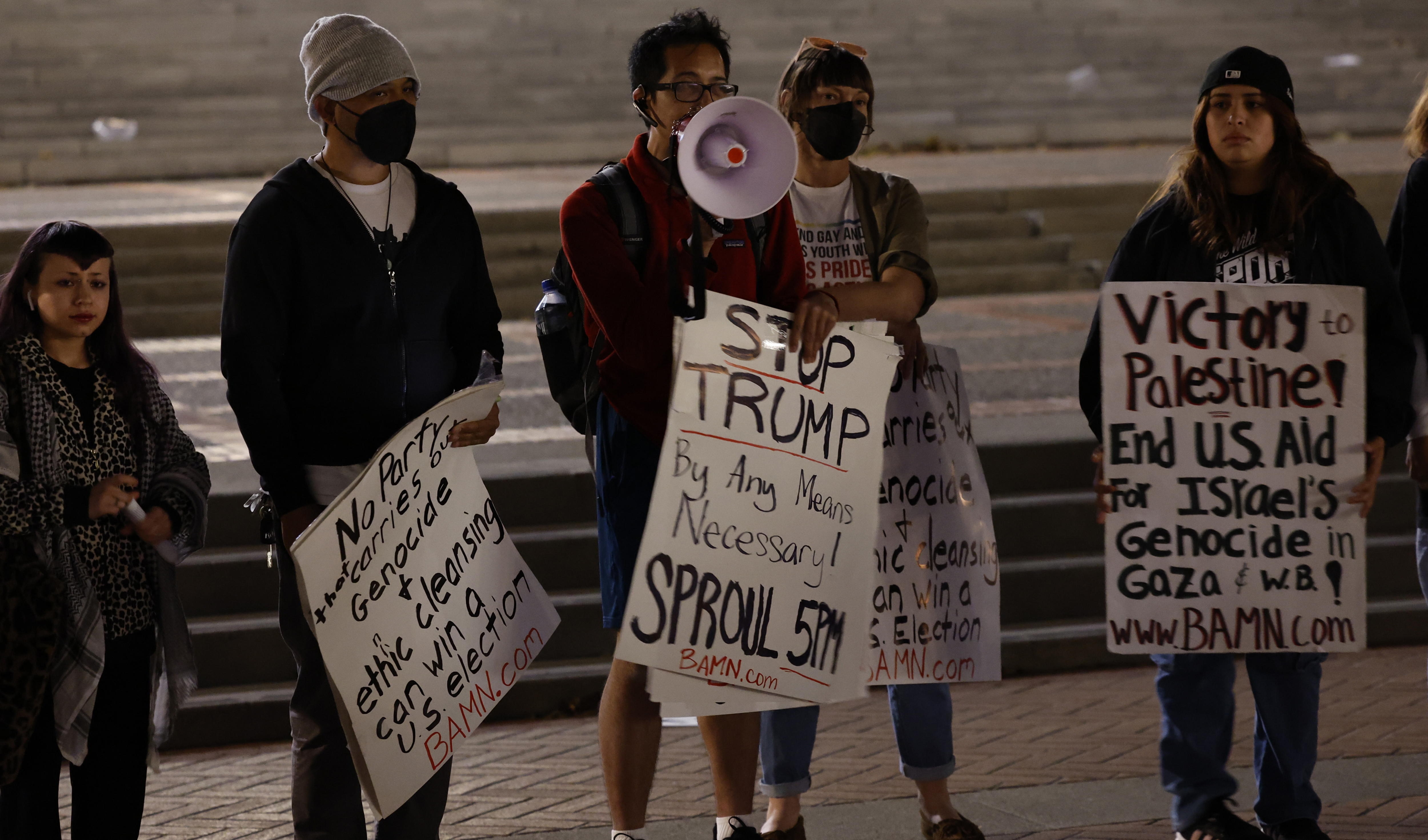 Berkeley (United States), 07/11/2024.- Students react to the victory of former US President Donald Trump in the recent US presidential race, as well as protest the conflict in Gaza, on the campus of the University of California, Berkeley; in Berkeley, California, USA, 06 November 2024. (Protestas) EFE/EPA/JOHN G. MABANGLO