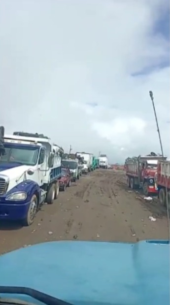 Largas filas de camiones recolectores de basura esperan ingresar al vertedero de AMSA. (Foto Prensa Libre: captura de pantalla video Andrea Domínguez)