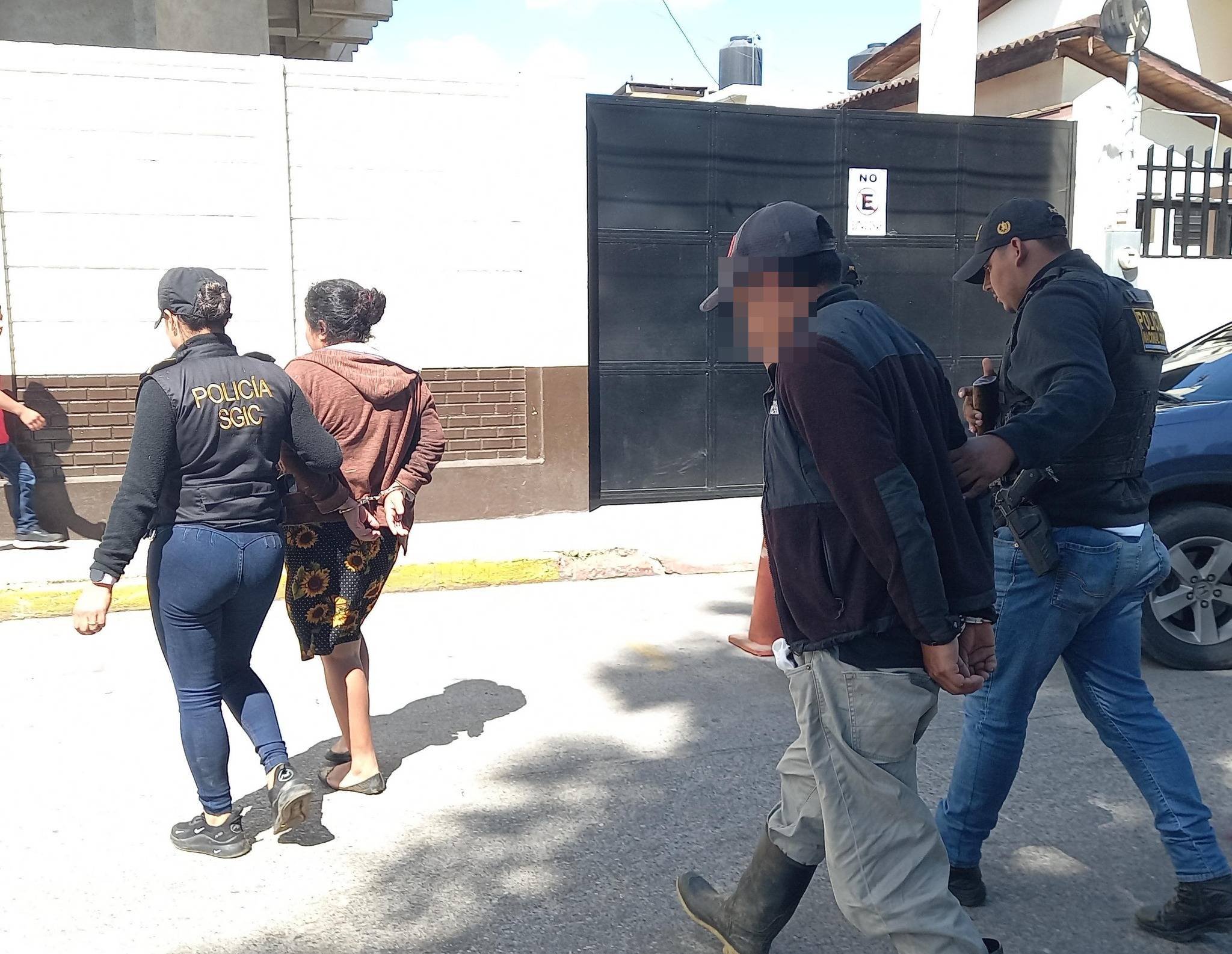 La pareja señalada de haber causado la muerte de su hija de 7 años fue captura mediante un allanamiento en Santa María Xalapán, Jalapa. (Foto Prensa Libre: PNC)