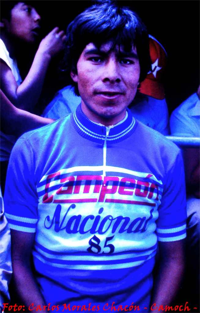 Celestino Santos Gonón, con suéter de campeón nacional.