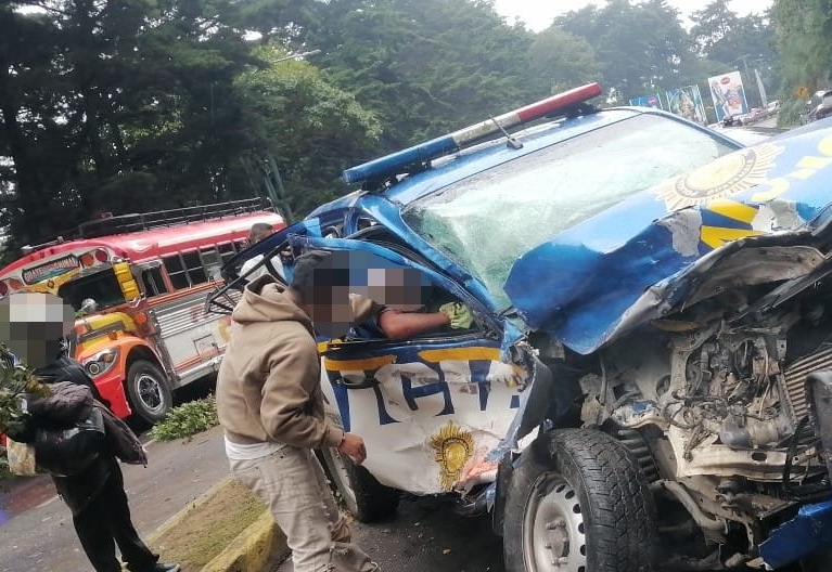 Colisión entre bus y patrulla en ruta interamericana