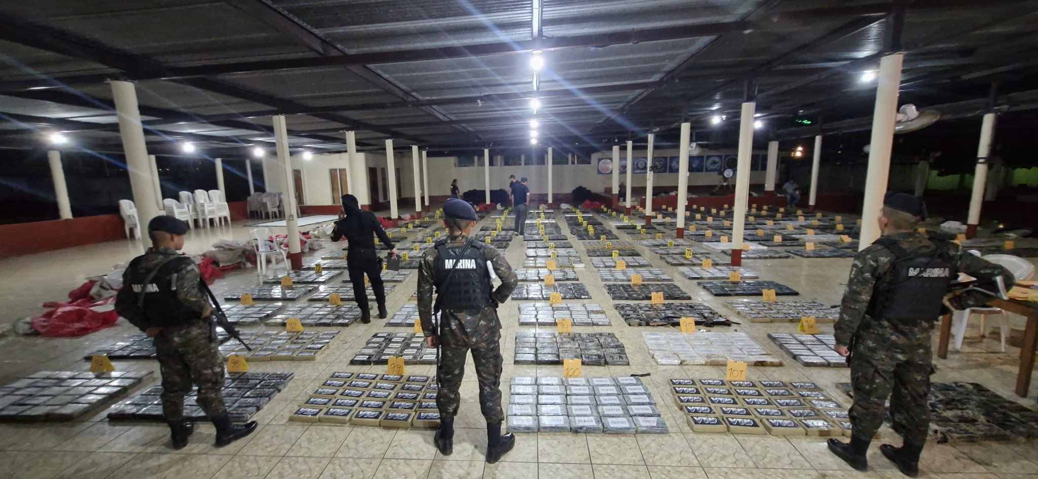 Fuerzas de seguridad resguardan paquetes de cocaína decomisados en Izabal. (Foto Prensa Libre: Ejército de Guatemala)