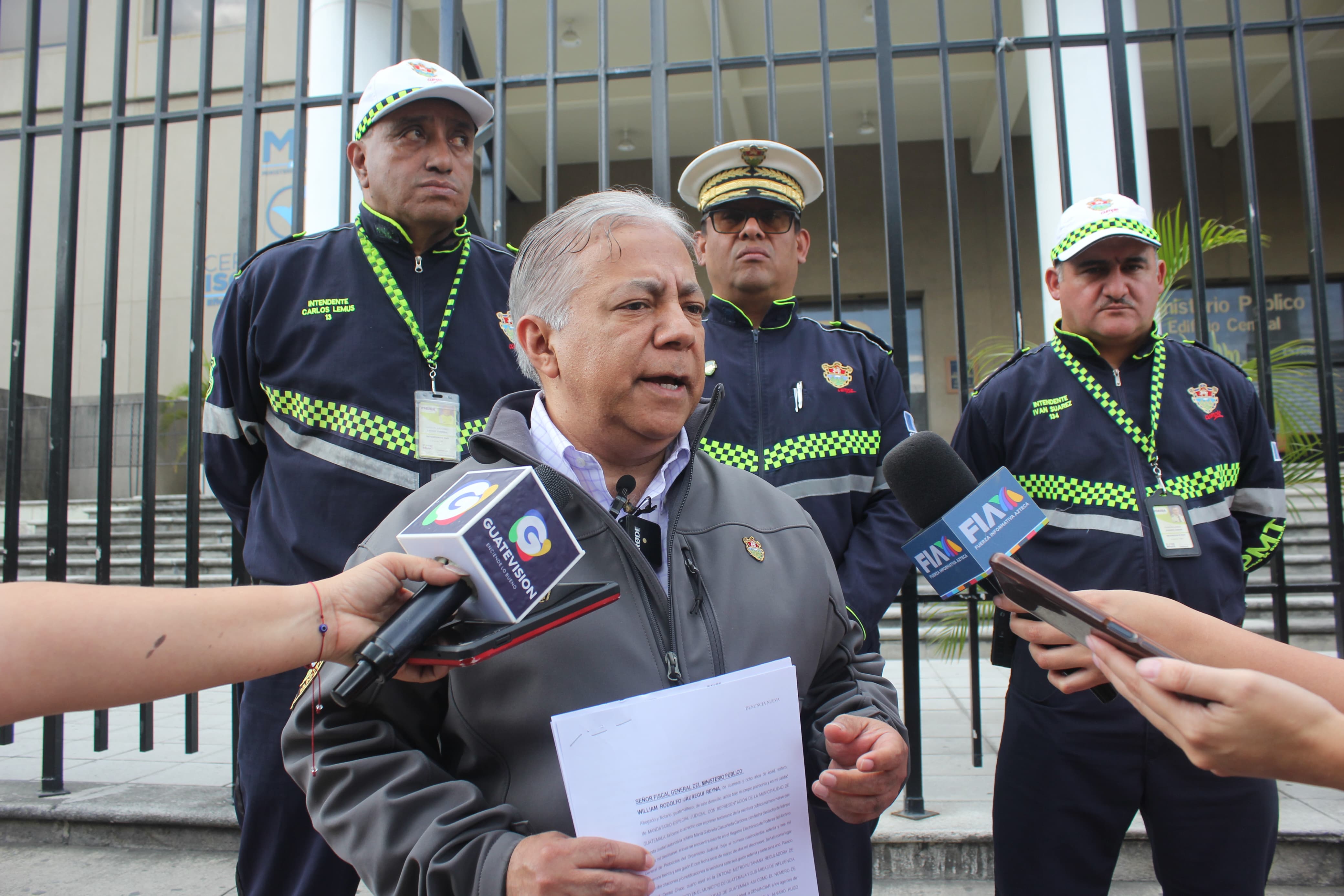 La Municipalidad de Guatemala denunció a dos agentes de Emetra por pedir soborno a un piloto. (Foto Prensa Libre: Emilio Chang)