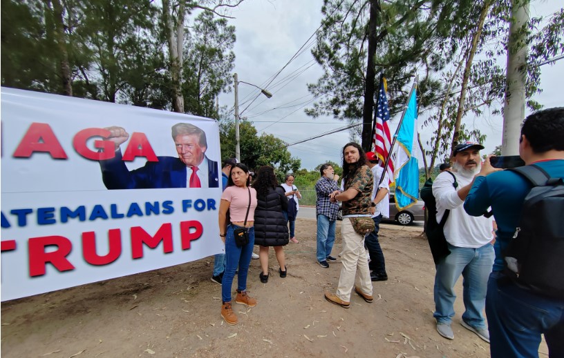 Se manifiestan frente a embajada