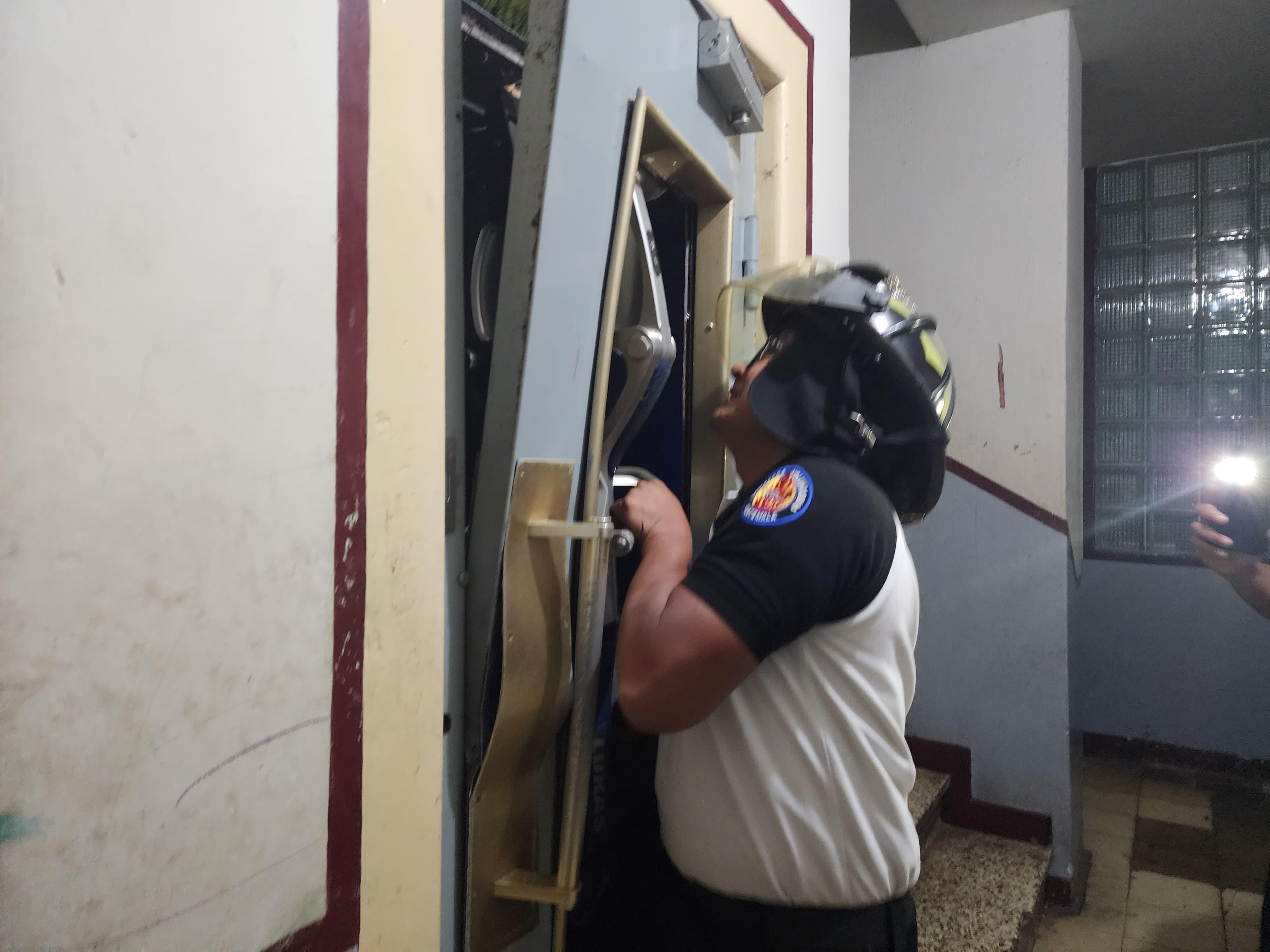 Los bomberos atendieron a un menor que sufrió un accidente dentro de un elevador. (Foto Prensa Libre: Bomberos Voluntarios)