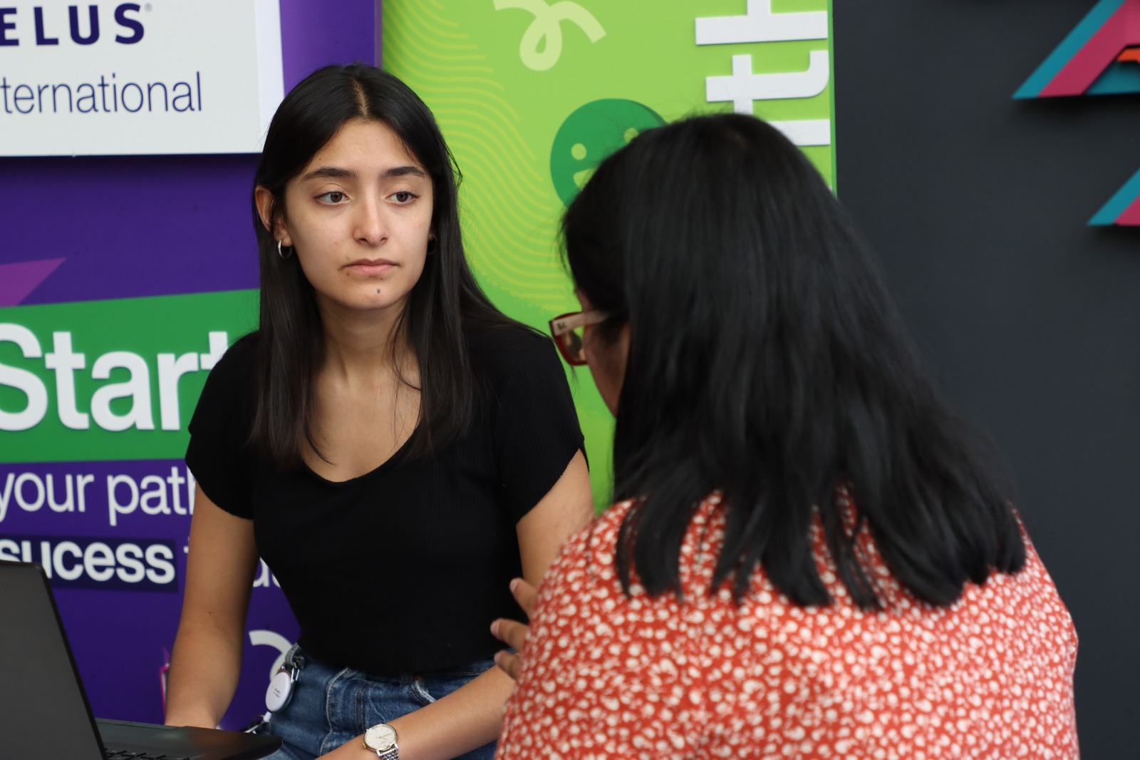 Entrevista a un adulto joven que desea aplicar a una plaza en un contact center