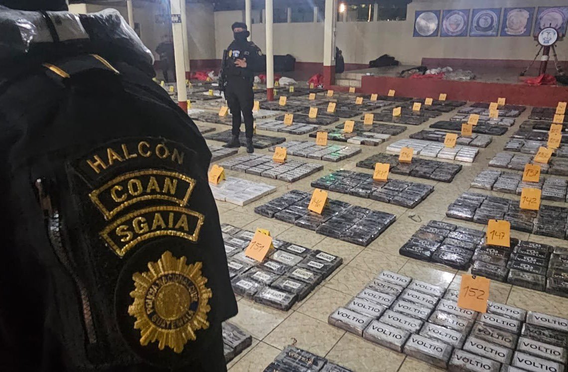 El 19 de noviembre recién pasado, la Guardia Costera de Guatemala decomisó casi cuatro toneladas de cocaína en aguas del Caribe. (Foto Prensa Libre: PNC)