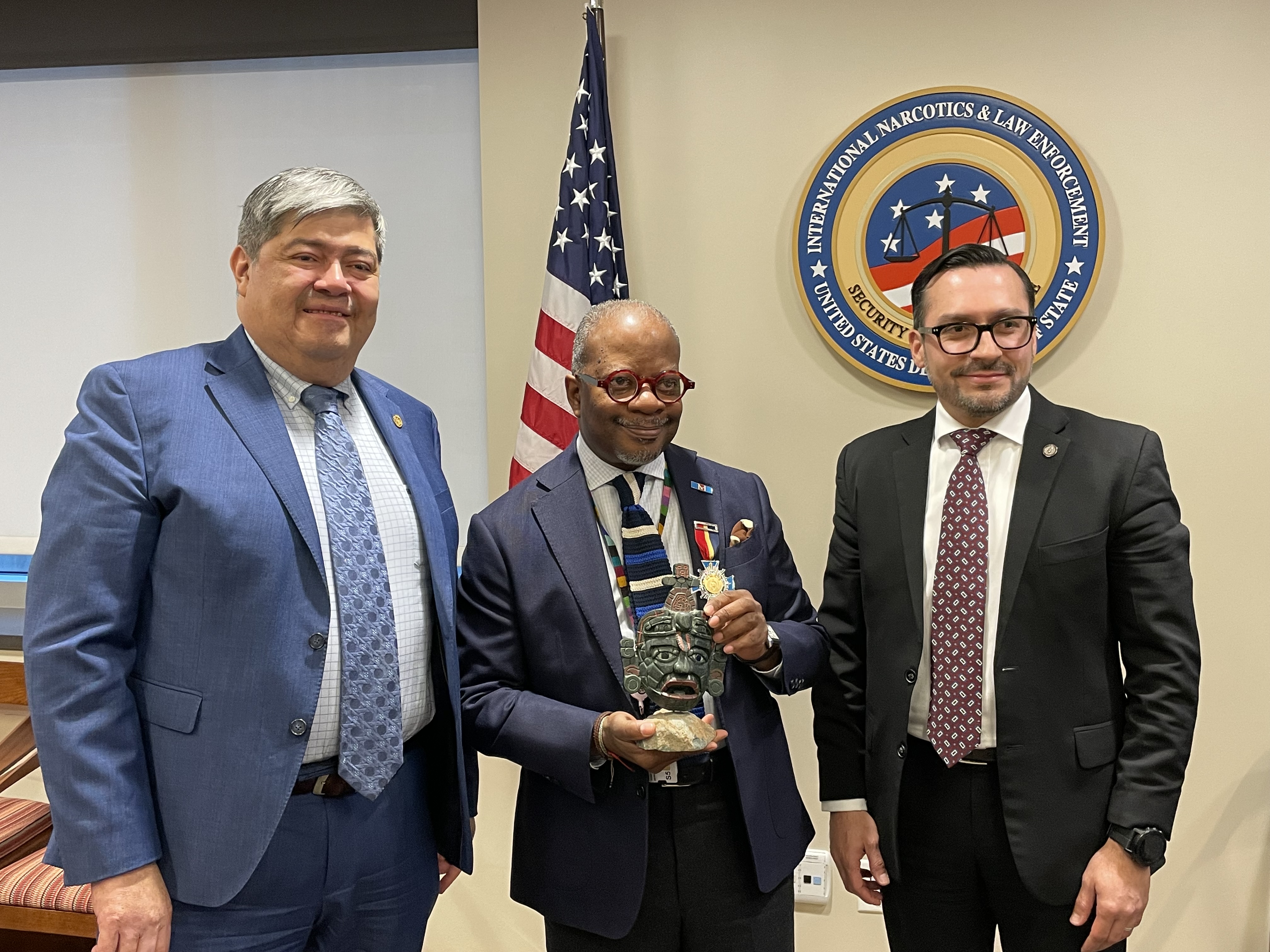 El secretario de Estado adjunto para Asuntos Internacionales de Narcóticos y Aplicación de la Ley de EE. UU., Todd Robinson, se reunió con autoridades de Gobernación, en Washington. (Foto Prensa Libre: Tomada de @StateINL) 