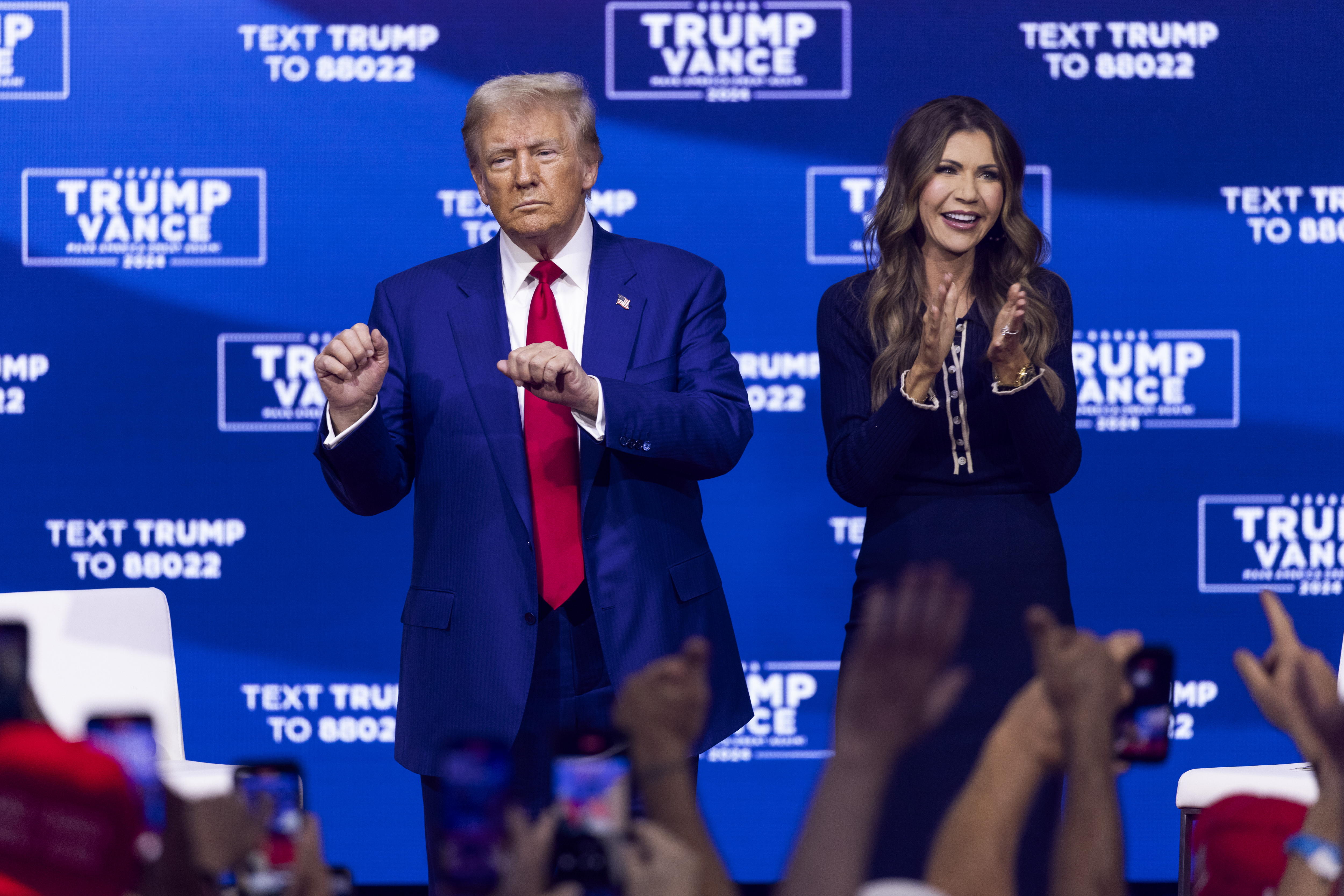 Oaks (United States), 14/10/2024.- Former US President and current Republican presidential nominee Donald Trump (L), with moderator South Dakota Governor Kristi Noem, during a town hall meeting at the Greater Philadelphia Expo Center & Fairgrounds in Oaks, Pennsylvania, USA, 14 October 2024. Both Trump and Vice President and Democratic presidential nominee Kamala Harris are campaigning in Pennsylvania today, a key state to an an electoral college victory in November. (Filadelfia) EFE/EPA/SHAWN THEW