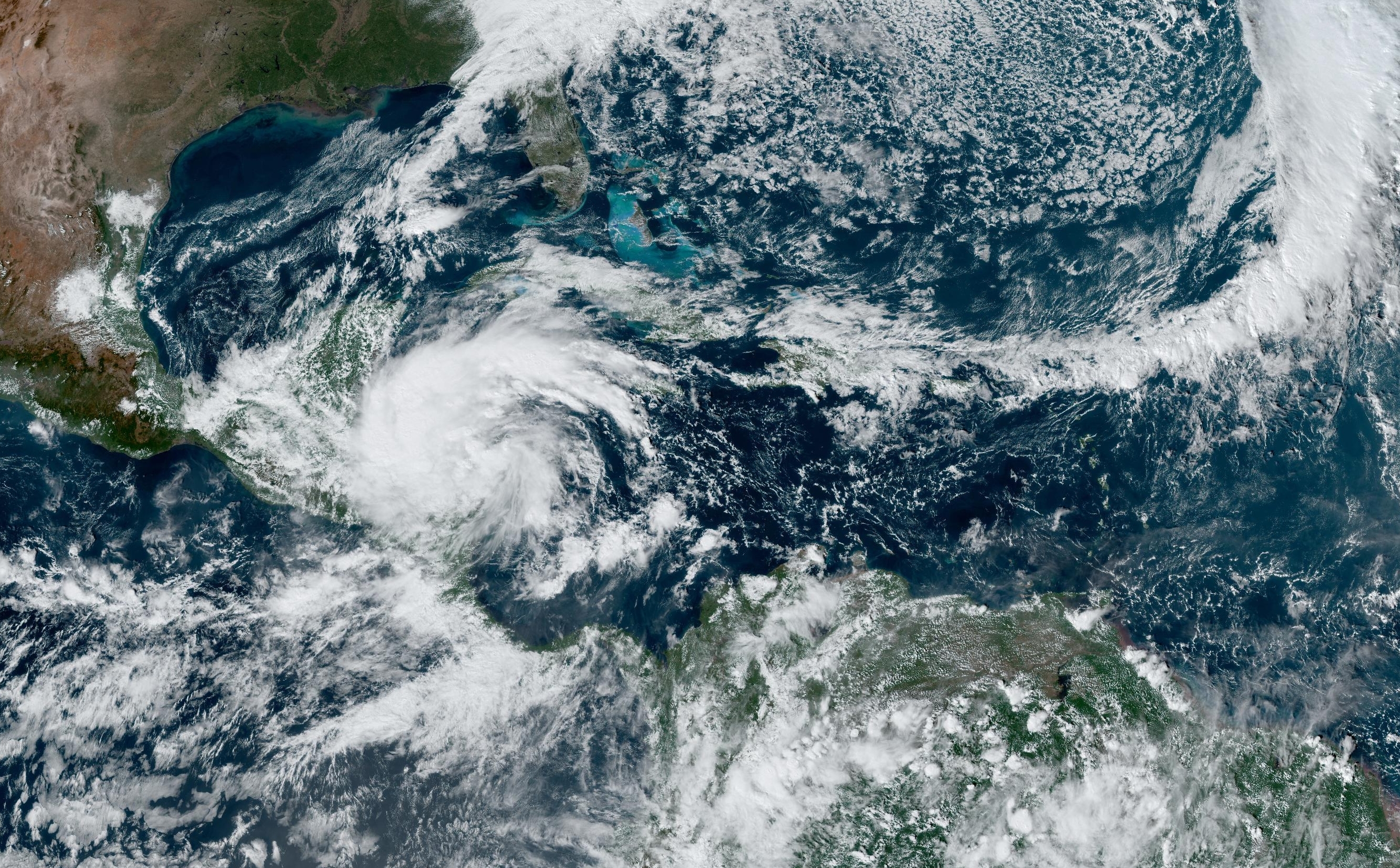 Fotografía satelital, donde se muestra la localización de la tormenta tropical Sara cerca del sureste de México y Centroamérica. La tormenta tropical Sara surgió este jueves frente a las costas de Centroamérica y cerca del sureste de México, informó el Servicio Meteorológico Nacional (SMN) mexicano, que prevé que el fenómeno toque tierra por la noche en Honduras. (Foto Prensa Libre: EFE).  